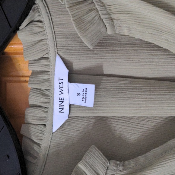 Size Small Nine West Green Blouse - In great condition - Picture 3 of 5